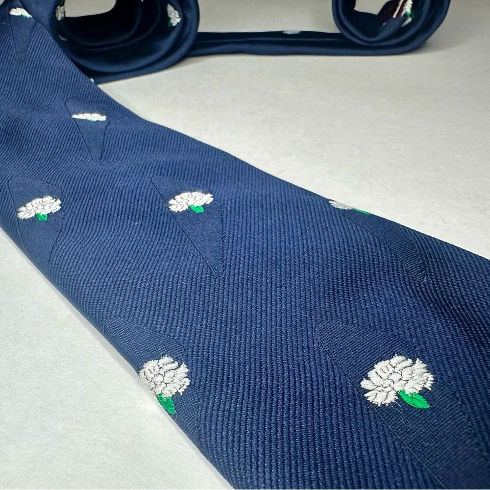🥂SOLD🥂Vintage Embroidered White Rose Navy Blue Classic 3” Blade Tie - Picture 5 of 7